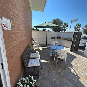 https://villa-pisola-fiumicino-airport-seafront.it-romehotels.com